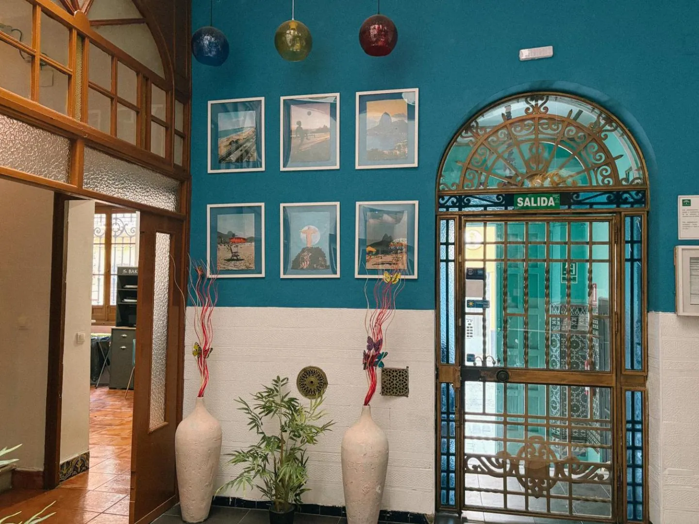Casa sevillana, dormitorio femenino y buenos transportes